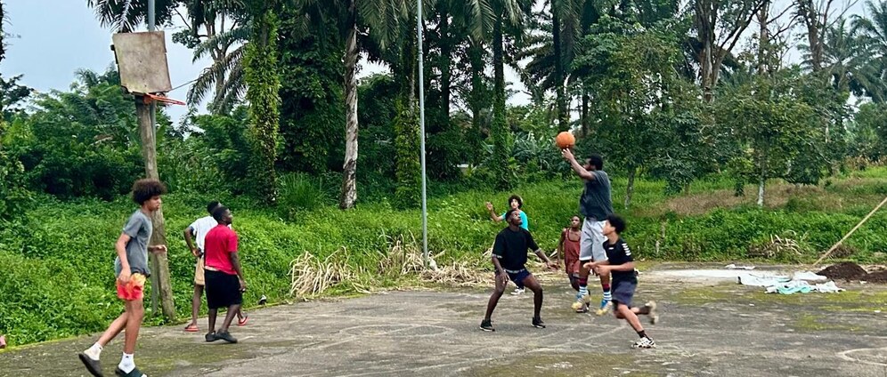 Geld inzamelen | Oud jeugd basketbal veld opknappen in Ndoungue Kameroen. | Doneeractie