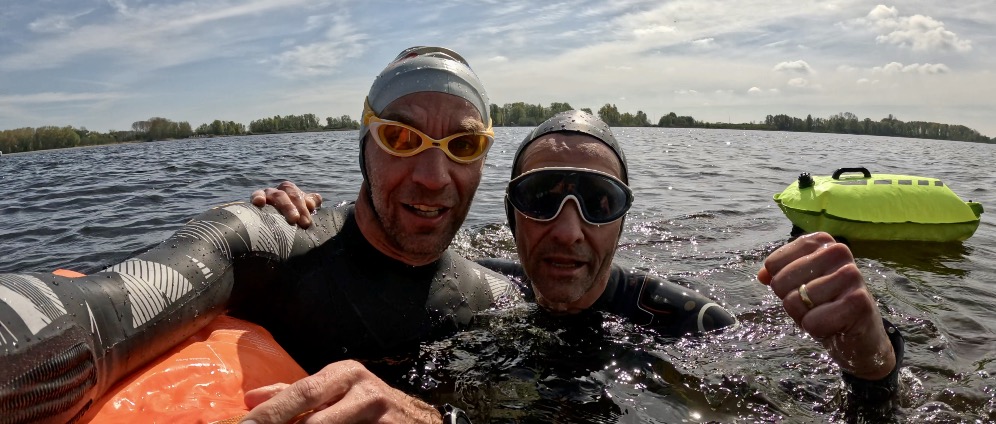 Geld inzamelen | Hans en Sander zwemmen van Texel naar Den Helder voor Stichting WensAmbulance Noord Holland | Doneeractie